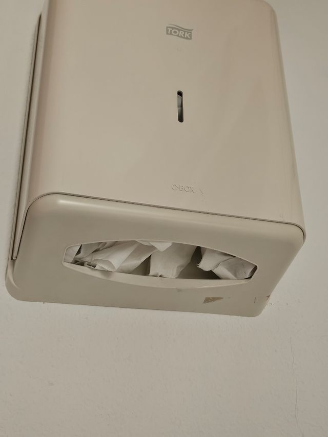 Dispensadores de papel blanco.