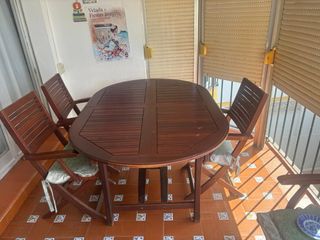 Mesa de teka y 6 sillas de madera