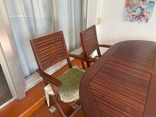 Mesa de teka y 6 sillas de madera