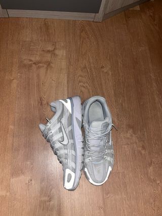 Tenis Nike grises y blancos