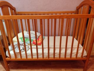 Cuna de bebé de madera