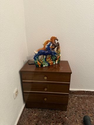 Cajonera de madera con figura de caballos