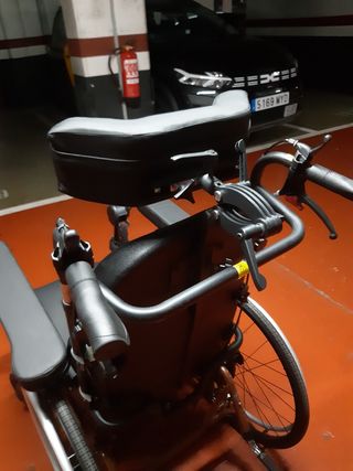 Silla de ruedas,con frenos,basculante.