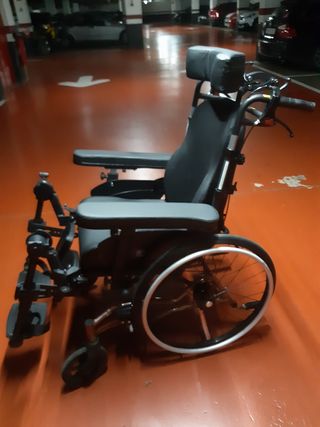 Silla de ruedas,con frenos,basculante.