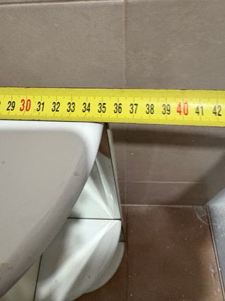 Armario de baño beige y blanco