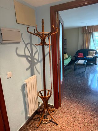 Perchero de madera marrón