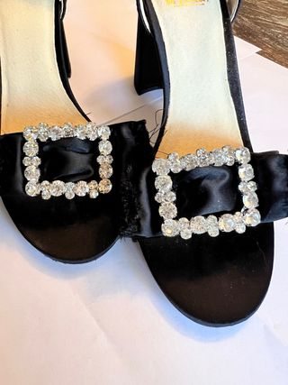 Sandalias negras con pedrería