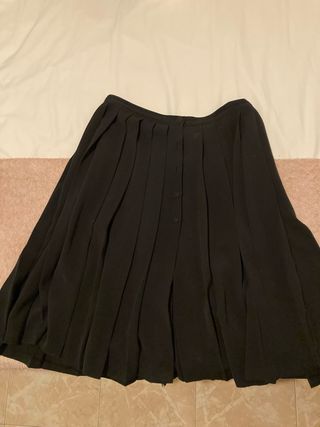 Falda negra semilarga plisada