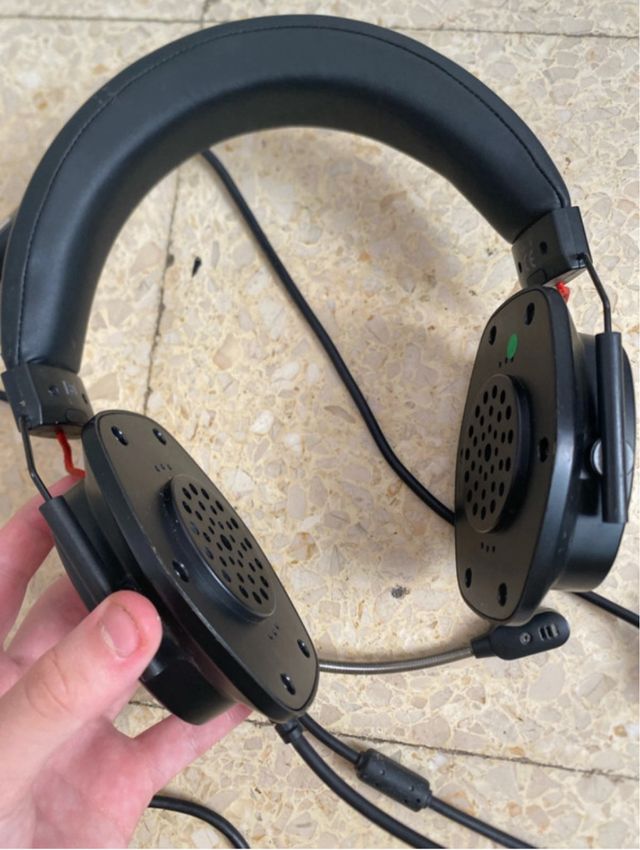 Cascos GAME negros. El cable mide 212cm.