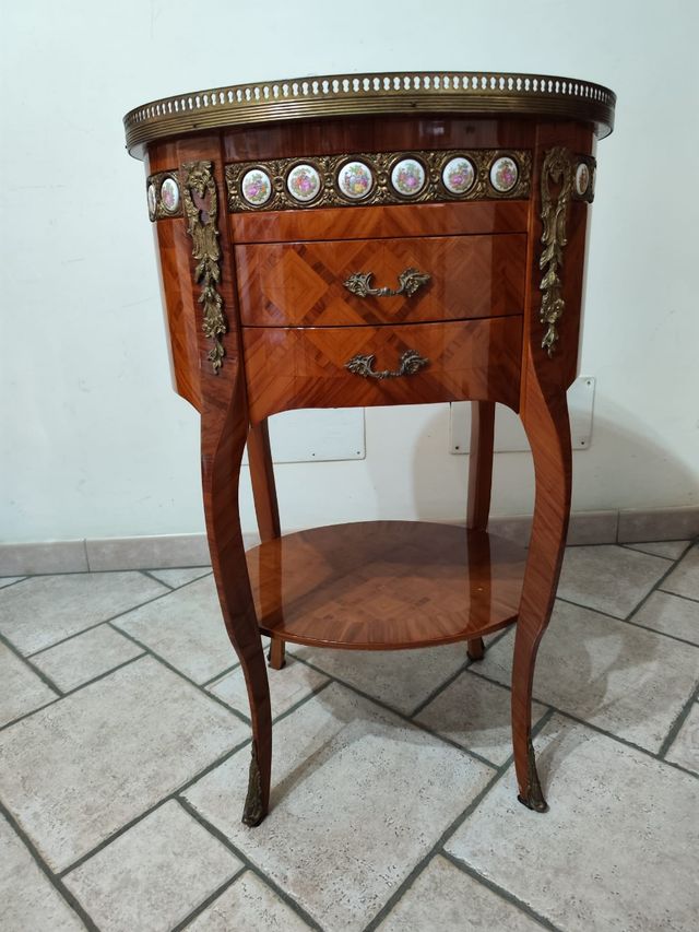 Mobili in legno massello dipinto a mano 