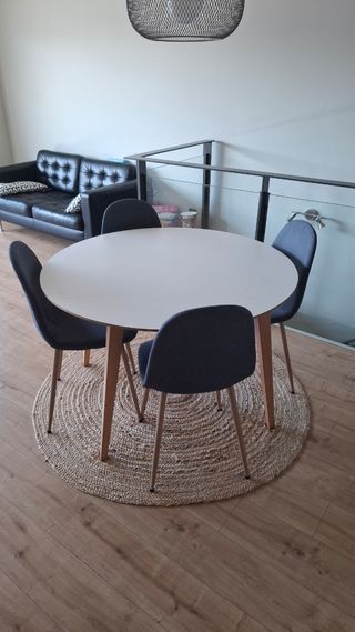 Mesa redonda de madera beige