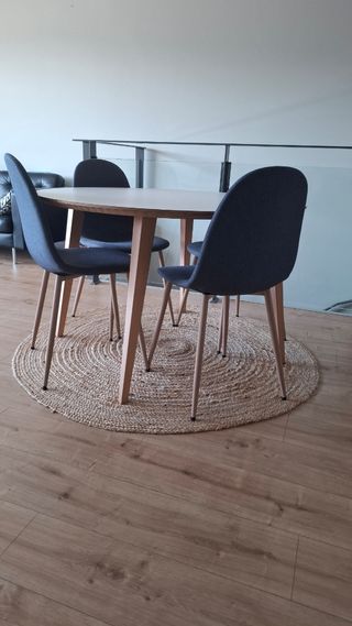 Mesa redonda de madera beige