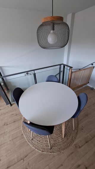 Mesa redonda de madera beige