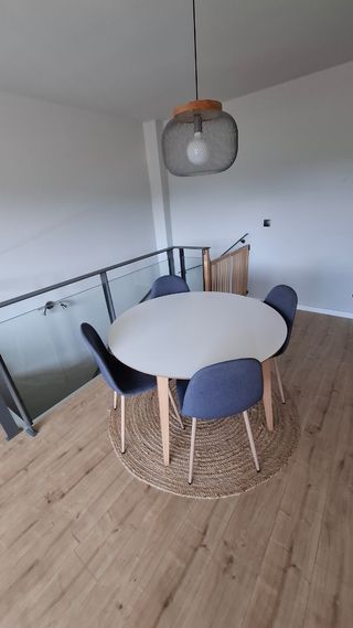 Mesa redonda de madera beige