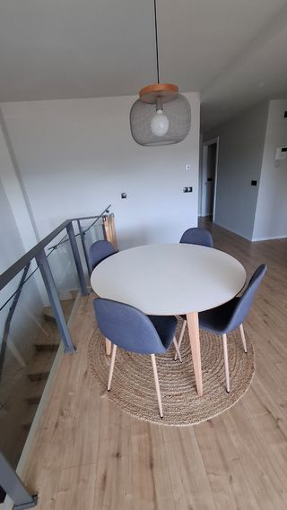 Mesa redonda de madera beige
