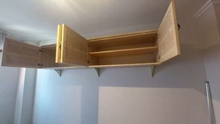 Armario habitación infantil de madera verde.