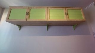 Armario habitación infantil de madera verde.