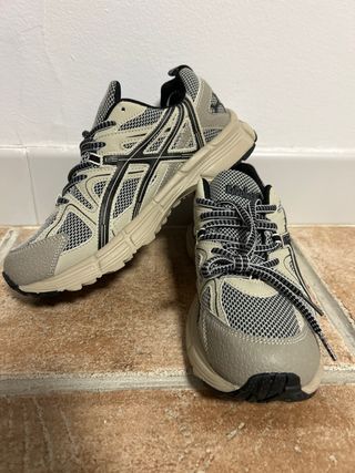 Zapatillas deportivas beige y grises
