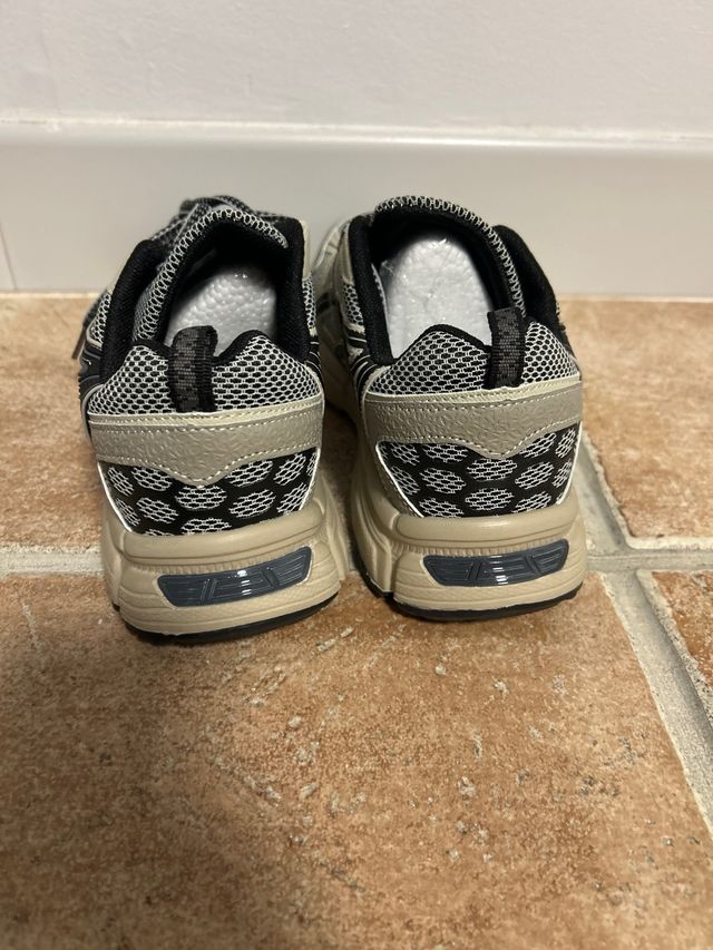 Zapatillas deportivas beige y grises