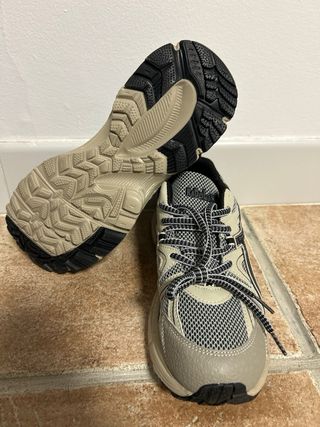 Zapatillas deportivas beige y grises