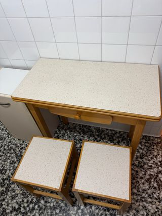 Mesa de cocina y 2 taburetes