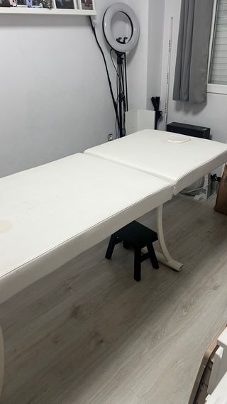 Camilla de estética blanca