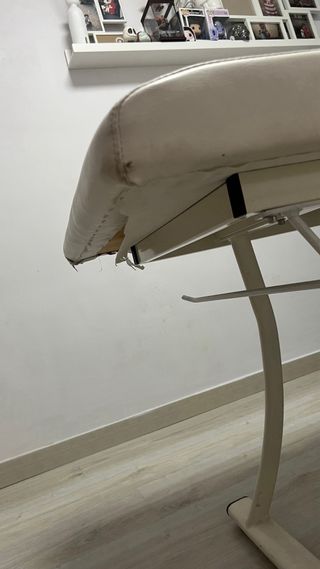 Camilla de estética blanca