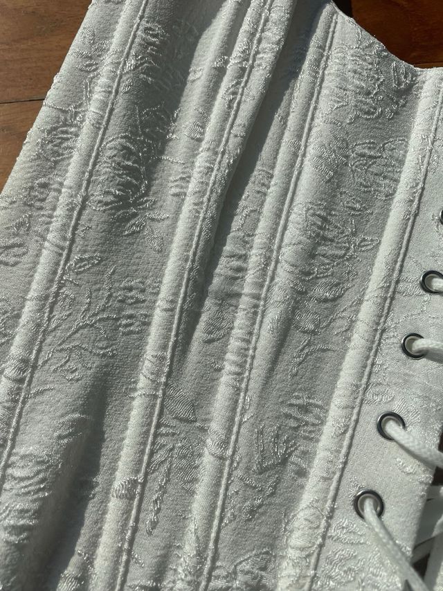 Bustino con allacciature