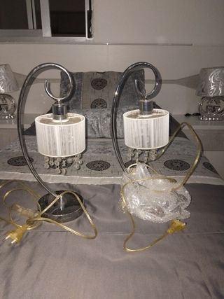 Lámparas de mesa plateadas y blancas, 15€ cada una