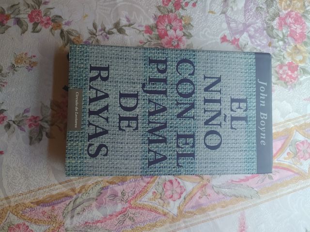 El niño con el pijama de rayas