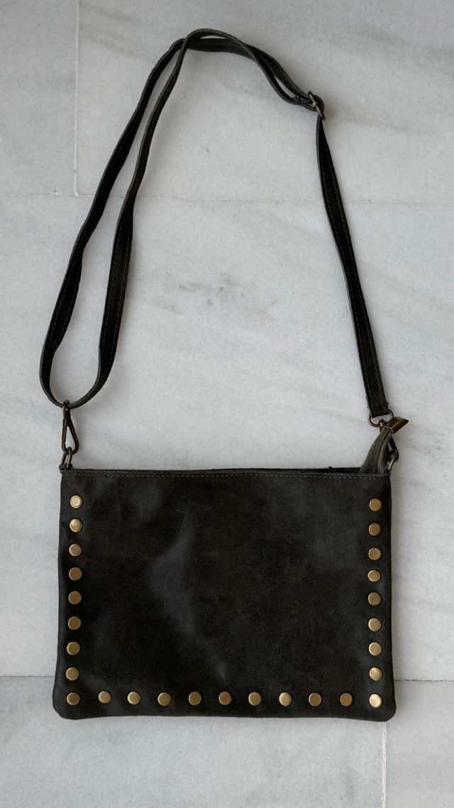 Bolso de piel con tachuelas