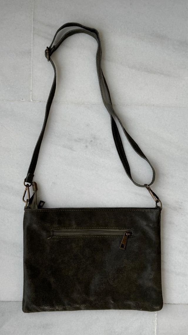 Bolso de piel con tachuelas