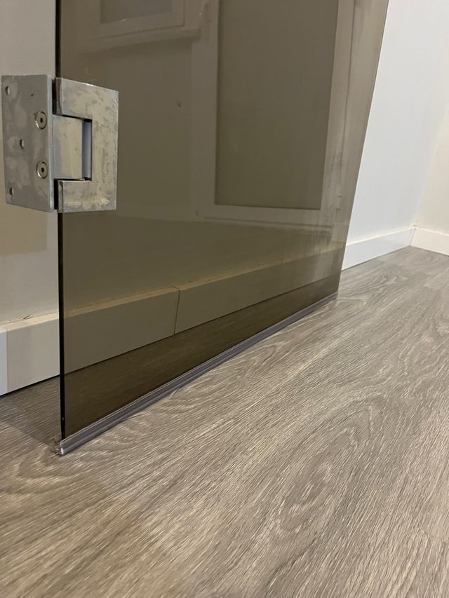 Resguardo de banheira em vidro