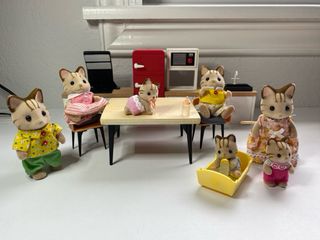 Familia Sylvanian Gatos y mobiliario