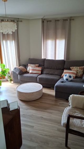 Sofá chaiselongue gris y multicolor