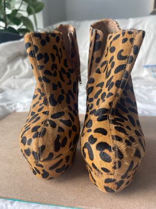 Botines de tacón con estampado de leopardo