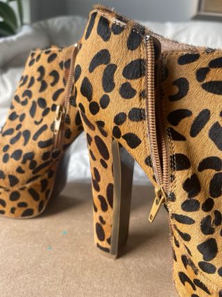 Botines de tacón con estampado de leopardo
