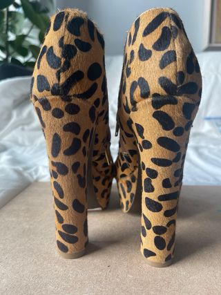 Botines de tacón con estampado de leopardo