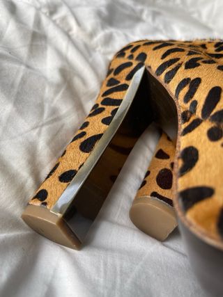 Botines de tacón con estampado de leopardo