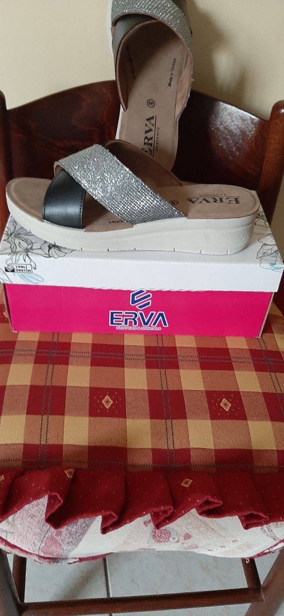 Ciabatte eleganti ERVA N.40.calzano molto comode.