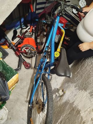Bicicleta de montaña azul