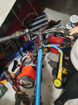 Bicicleta de montaña azul