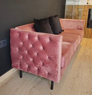 Sofá rosa de terciopelo (2 sillones gris opcional)