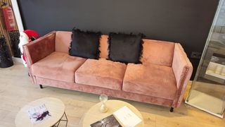 Sofá rosa de terciopelo (2 sillones gris opcional)