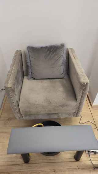 Sofá rosa de terciopelo (2 sillones gris opcional)