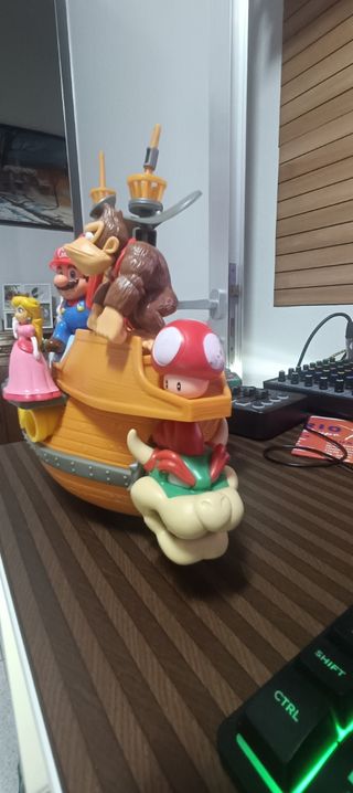 Super Mario Barco com figuras
