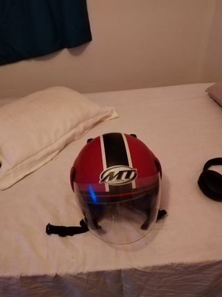 Casco de moto rojo