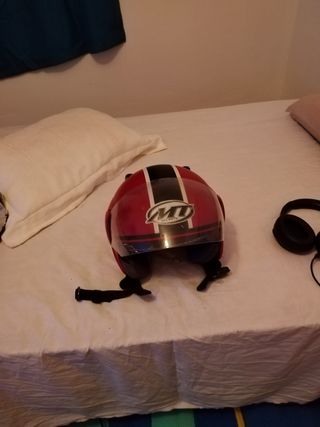 Casco de moto rojo