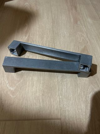 Tiradores de puerta metálicos
16cm entre tornillos