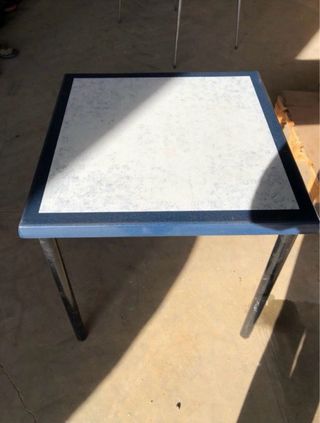 Mesa de bar de mármol y metal